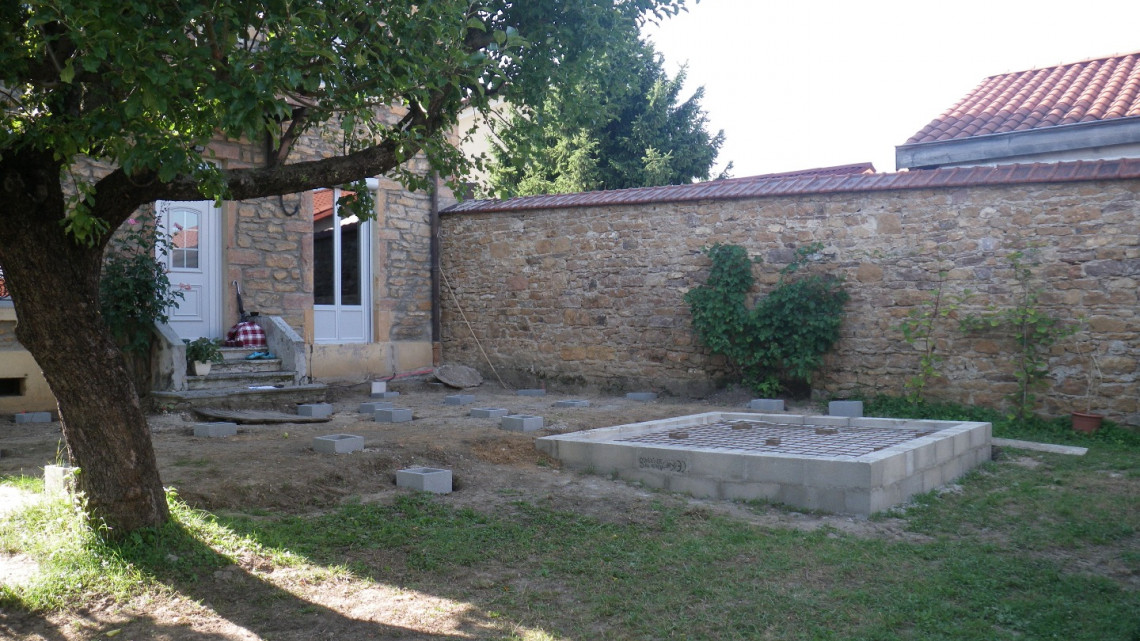 Aménagement jardin terrasse bois IP avec jacuzzi à SAINT-ROMAIN-AU-MONT-D'OR