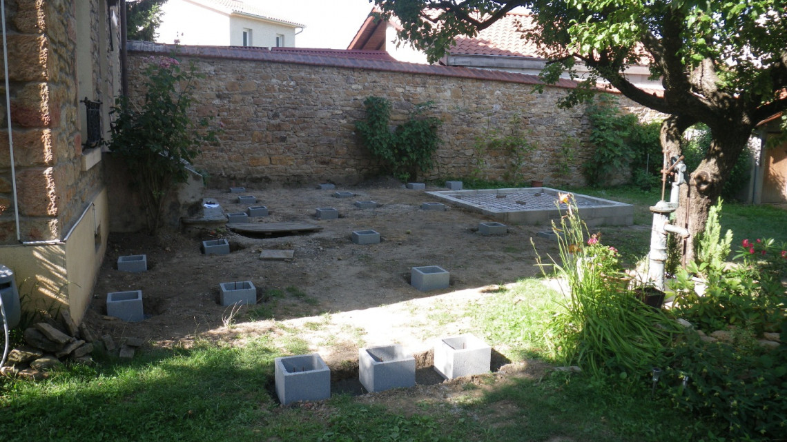 Aménagement jardin terrasse bois IP avec jacuzzi à SAINT-ROMAIN-AU-MONT-D'OR