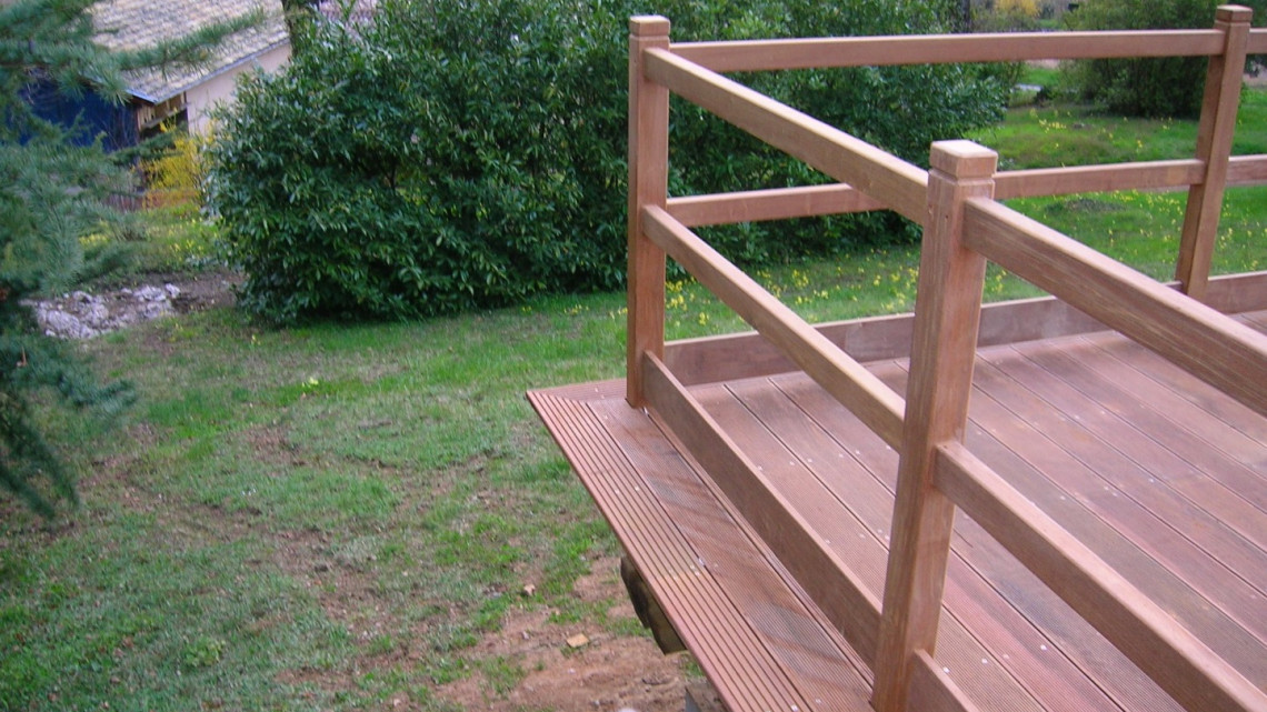 Conception et réalisation terrasse bois suspendue et garde corps à QUINCIÉ-EN-BEAUJOLAIS