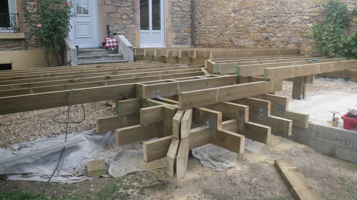 Aménagement jardin terrasse bois IP avec jacuzzi à SAINT-ROMAIN-AU-MONT-D'OR