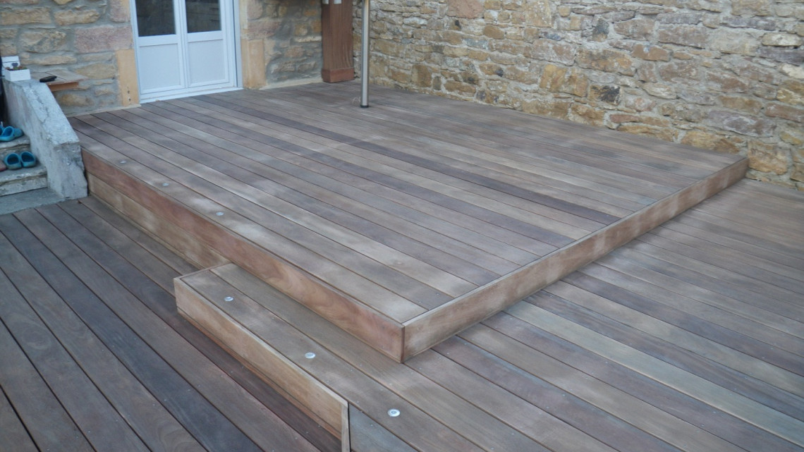 Aménagement jardin terrasse bois IP avec jacuzzi à SAINT-ROMAIN-AU-MONT-D'OR