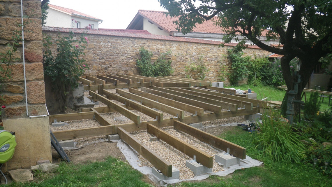Aménagement jardin terrasse bois IP avec jacuzzi à SAINT-ROMAIN-AU-MONT-D'OR
