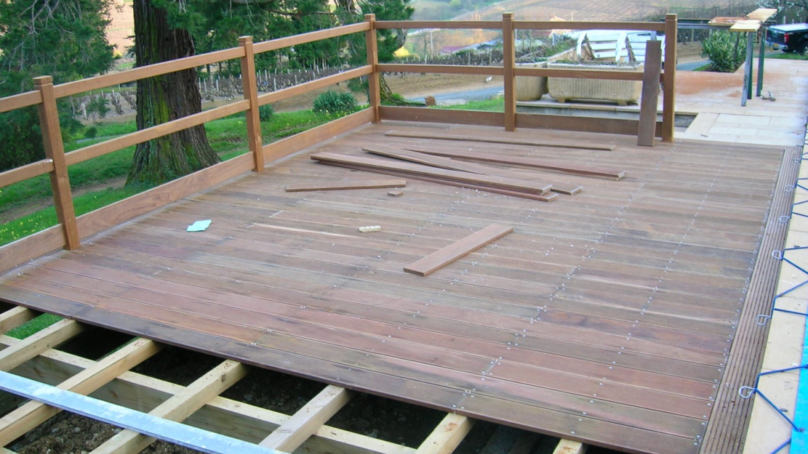 Conception et réalisation terrasse bois suspendue et garde corps à QUINCIÉ-EN-BEAUJOLAIS