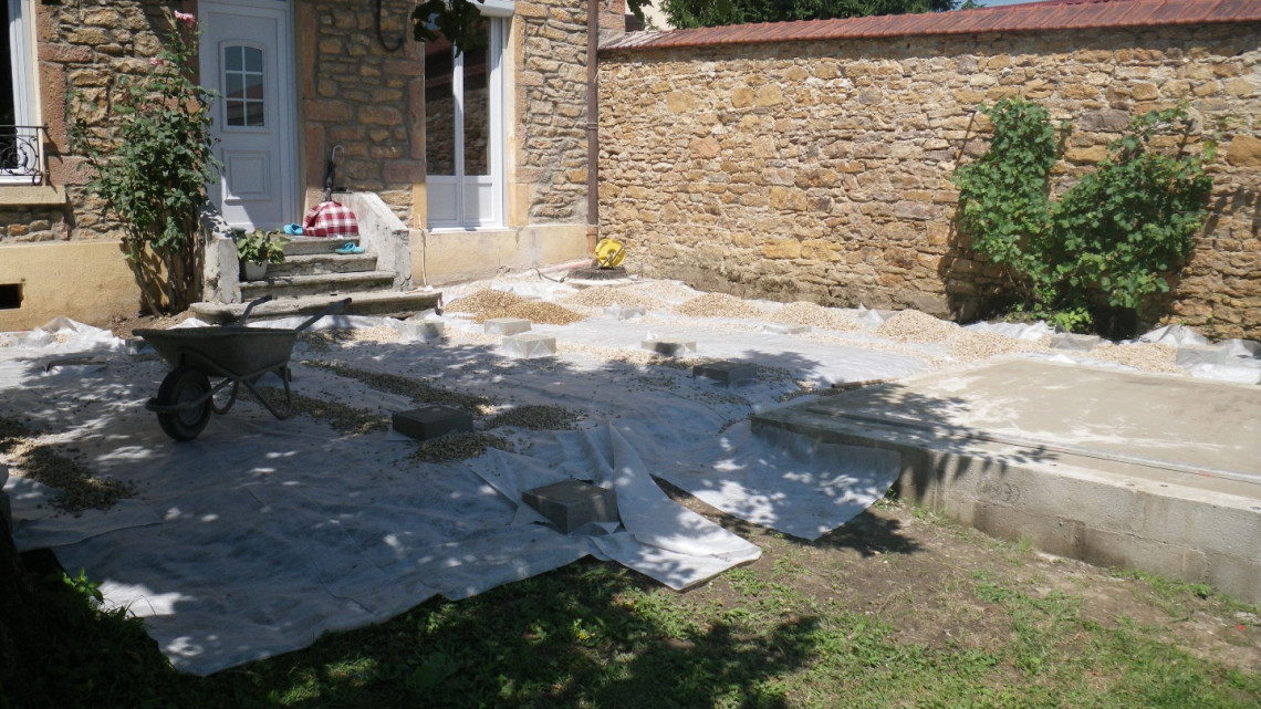 Aménagement jardin terrasse bois IP avec jacuzzi à SAINT-ROMAIN-AU-MONT-D'OR