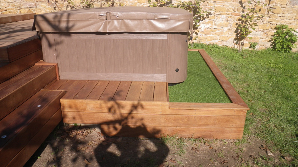 Aménagement jardin terrasse bois IP avec jacuzzi à SAINT-ROMAIN-AU-MONT-D'OR