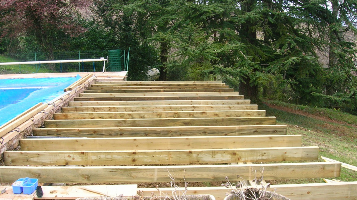 Conception et réalisation terrasse bois suspendue et garde corps à QUINCIÉ-EN-BEAUJOLAIS