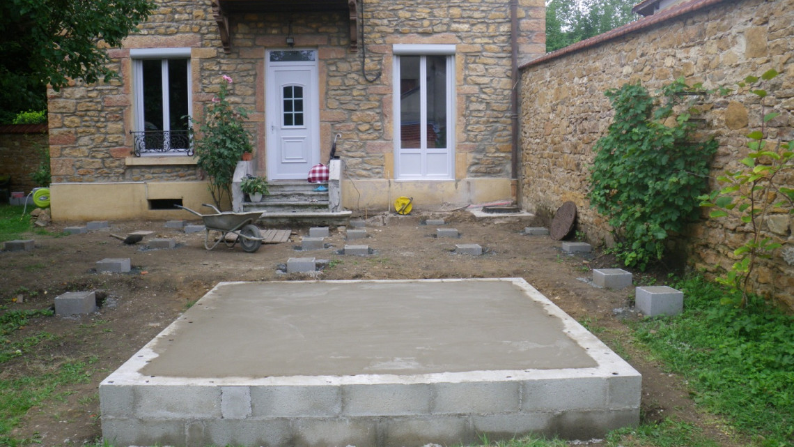 Aménagement jardin terrasse bois IP avec jacuzzi à SAINT-ROMAIN-AU-MONT-D'OR