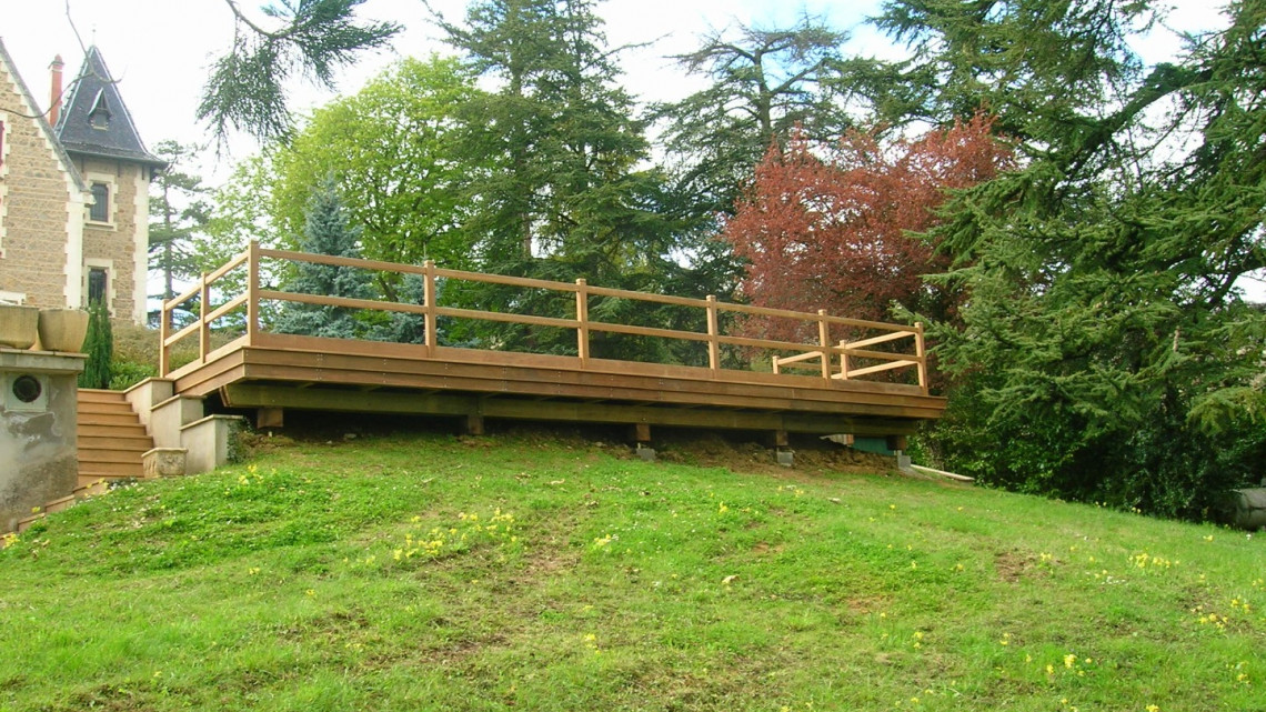Conception et réalisation terrasse bois suspendue et garde corps à QUINCIÉ-EN-BEAUJOLAIS