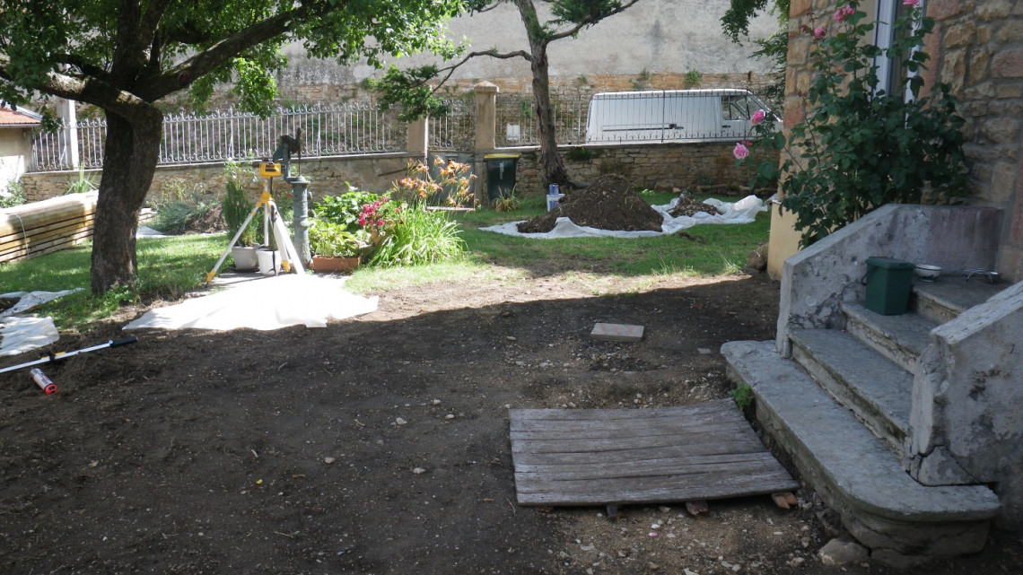 Aménagement jardin terrasse bois IP avec jacuzzi à SAINT-ROMAIN-AU-MONT-D'OR