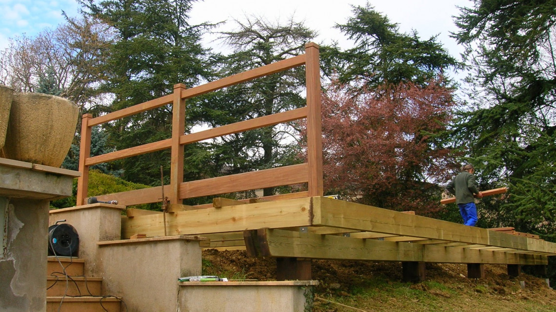Conception et réalisation terrasse bois suspendue et garde corps à QUINCIÉ-EN-BEAUJOLAIS