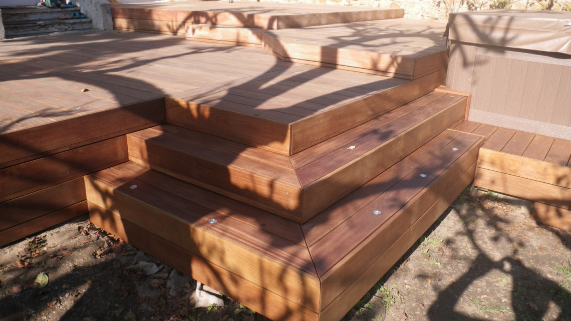Aménagement jardin terrasse bois IP avec jacuzzi à SAINT-ROMAIN-AU-MONT-D'OR