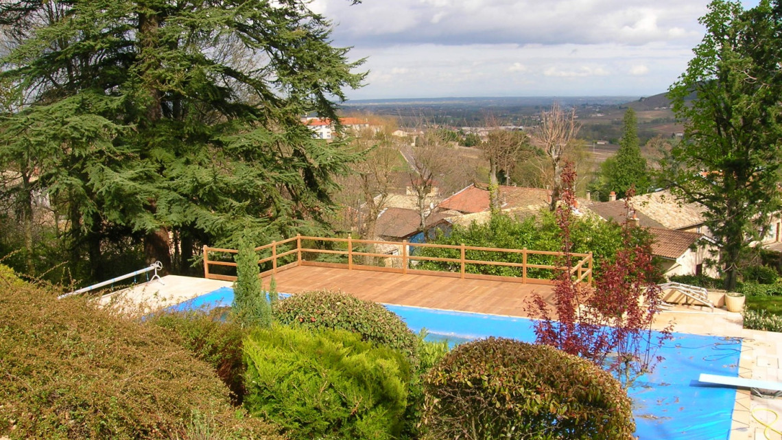 Conception et réalisation terrasse bois suspendue et garde corps à QUINCIÉ-EN-BEAUJOLAIS