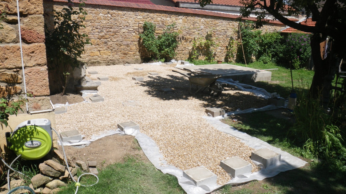 Aménagement jardin terrasse bois IP avec jacuzzi à SAINT-ROMAIN-AU-MONT-D'OR