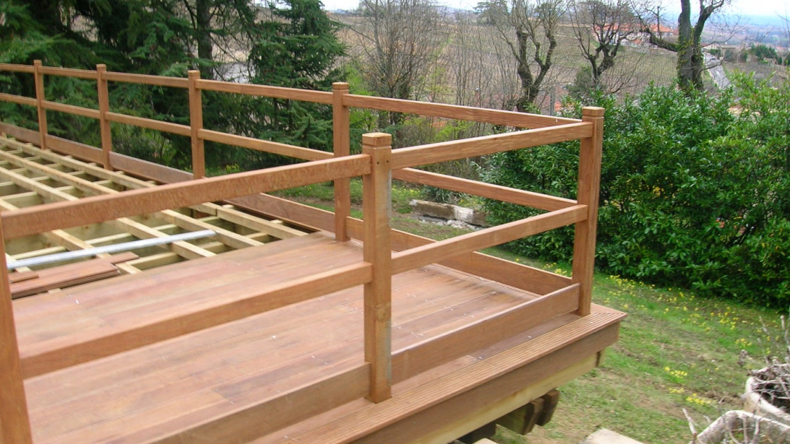 Conception et réalisation terrasse bois suspendue et garde corps à QUINCIÉ-EN-BEAUJOLAIS