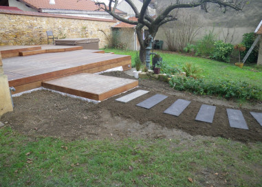 Aménagement jardin terrasse bois IP avec jacuzzi à SAINT-ROMAIN-AU-MONT-D'OR